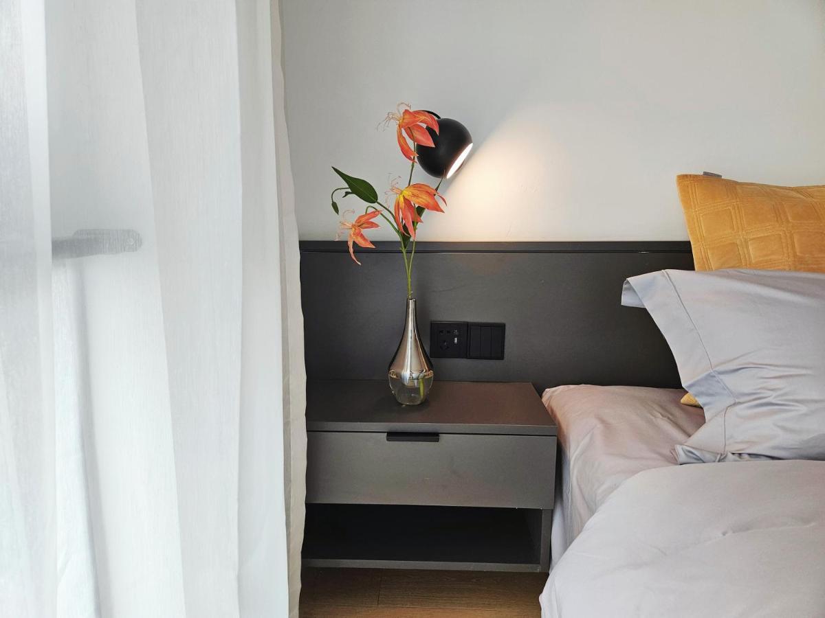Base-Beijing Wangfujing Serviced Apartment- In Hutong &Bike Rental &Close To Forbidden City, Tian'Anmen Square &Subway Nearby &Free Coffee &Washing Machine,Kitchen &Restaurant Discount &English Speaking &High Speed Free Wifi Εξωτερικό φωτογραφία A bedside table