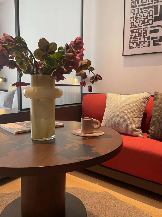 Base-Beijing Wangfujing Serviced Apartment- In Hutong &Bike Rental &Close To Forbidden City, Tian'Anmen Square &Subway Nearby &Free Coffee &Washing Machine,Kitchen &Restaurant Discount &English Speaking &High Speed Free Wifi Εξωτερικό φωτογραφία The interior of the cafe