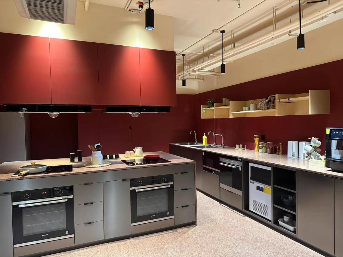 Base-Beijing Wangfujing Serviced Apartment- In Hutong &Bike Rental &Close To Forbidden City, Tian'Anmen Square &Subway Nearby &Free Coffee &Washing Machine,Kitchen &Restaurant Discount &English Speaking &High Speed Free Wifi Εξωτερικό φωτογραφία A typical kitchen