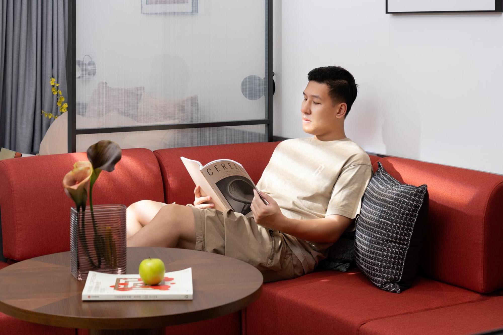 Base-Beijing Wangfujing Serviced Apartment- In Hutong &Bike Rental &Close To Forbidden City, Tian'Anmen Square &Subway Nearby &Free Coffee &Washing Machine,Kitchen &Restaurant Discount &English Speaking &High Speed Free Wifi Εξωτερικό φωτογραφία A man reading a book on a sofa