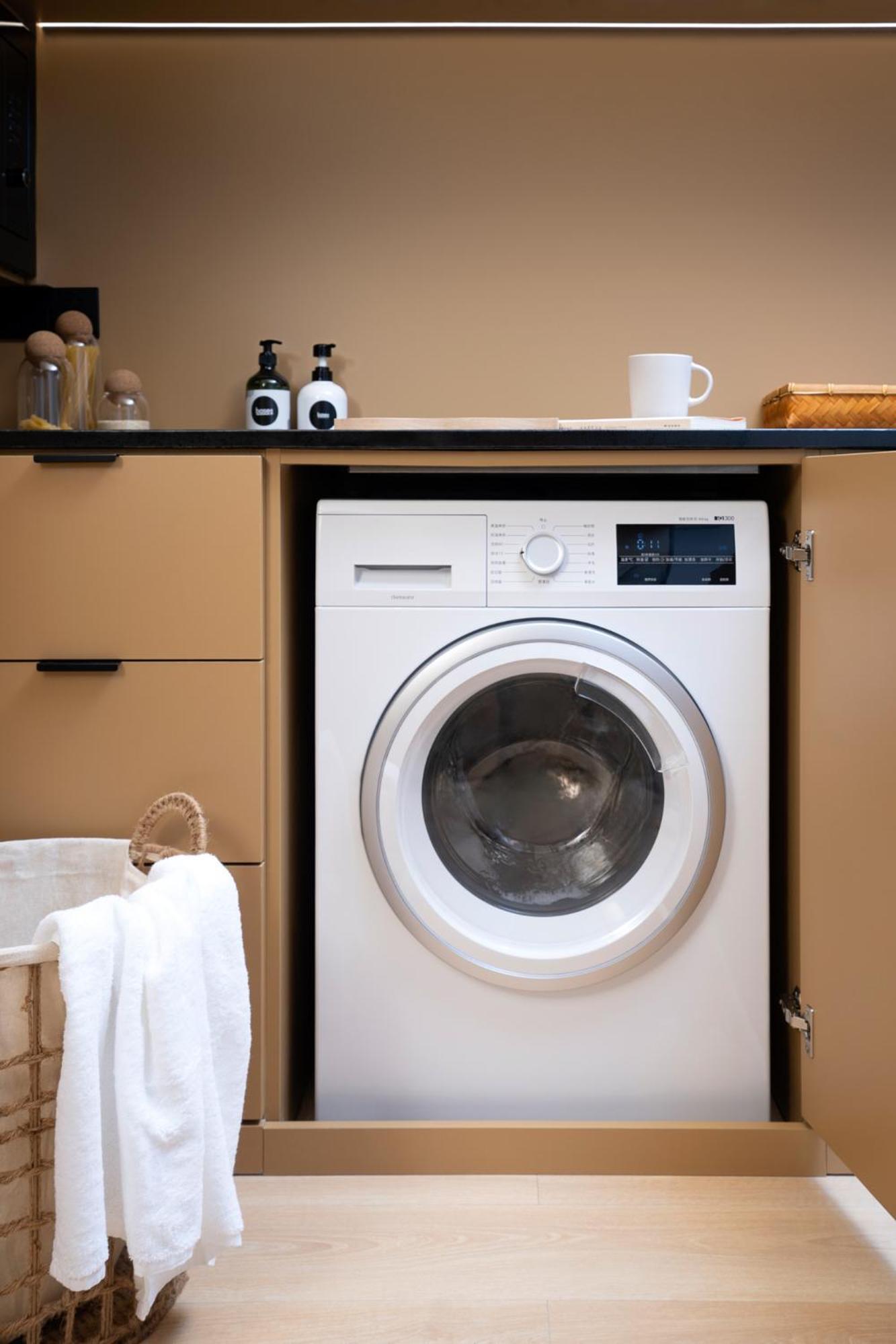 Base-Beijing Wangfujing Serviced Apartment- In Hutong &Bike Rental &Close To Forbidden City, Tian'Anmen Square &Subway Nearby &Free Coffee &Washing Machine,Kitchen &Restaurant Discount &English Speaking &High Speed Free Wifi Εξωτερικό φωτογραφία A front-loading washing machine
