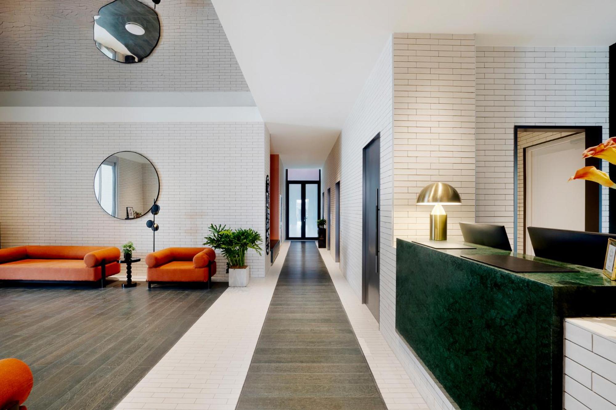 Base-Beijing Wangfujing Serviced Apartment- In Hutong &Bike Rental &Close To Forbidden City, Tian'Anmen Square &Subway Nearby &Free Coffee &Washing Machine,Kitchen &Restaurant Discount &English Speaking &High Speed Free Wifi Εξωτερικό φωτογραφία The lobby of 100 East 53rd Street