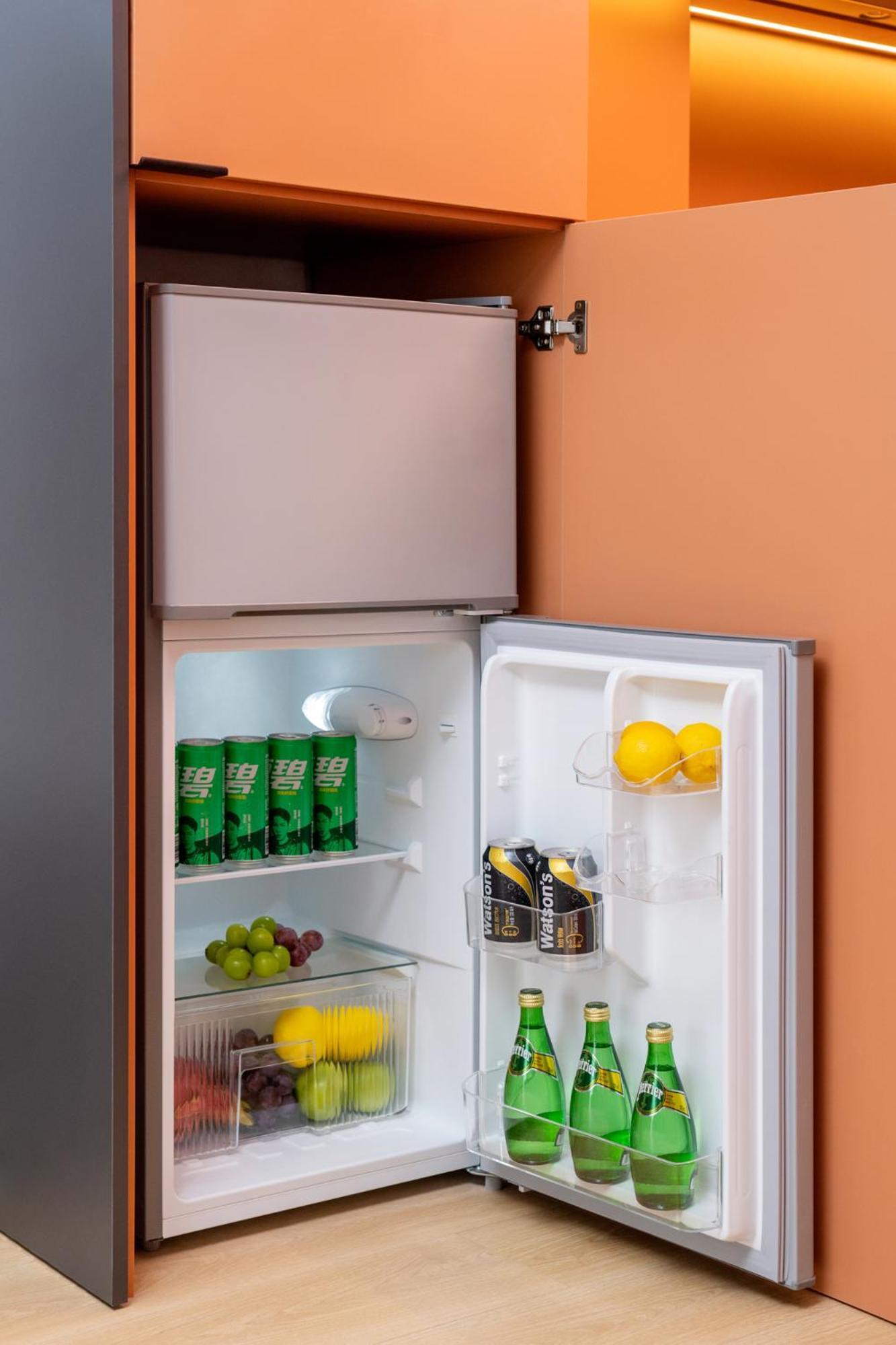 Base-Beijing Wangfujing Serviced Apartment- In Hutong &Bike Rental &Close To Forbidden City, Tian'Anmen Square &Subway Nearby &Free Coffee &Washing Machine,Kitchen &Restaurant Discount &English Speaking &High Speed Free Wifi Εξωτερικό φωτογραφία A refrigerator