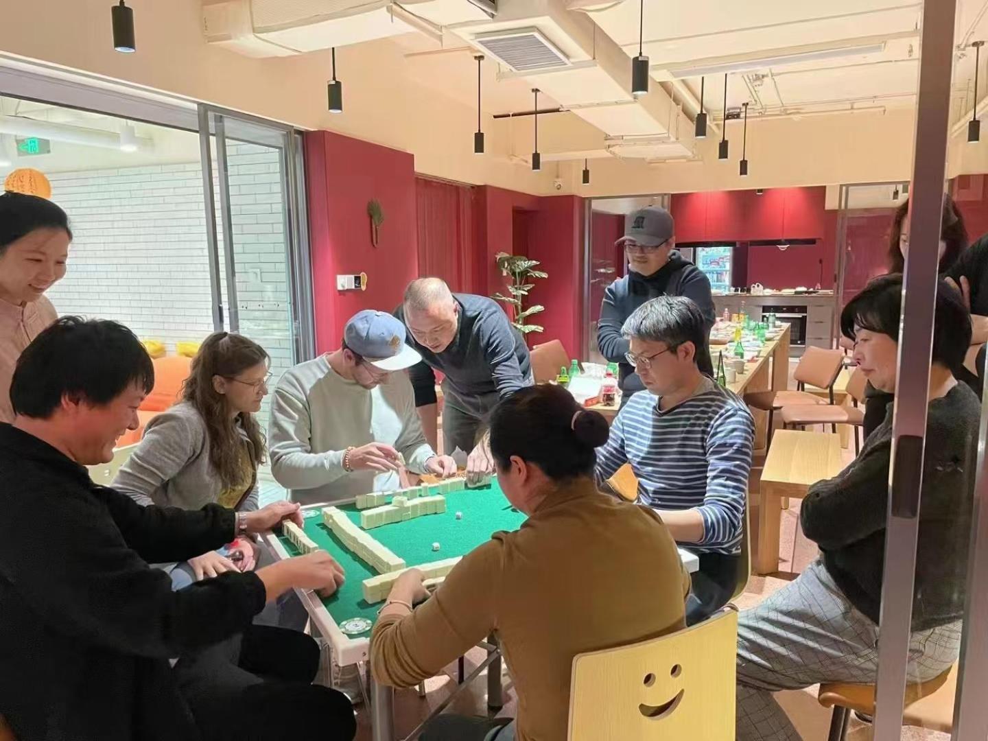 Base-Beijing Wangfujing Serviced Apartment- In Hutong &Bike Rental &Close To Forbidden City, Tian'Anmen Square &Subway Nearby &Free Coffee &Washing Machine,Kitchen &Restaurant Discount &English Speaking &High Speed Free Wifi Εξωτερικό φωτογραφία A mahjong game in progress