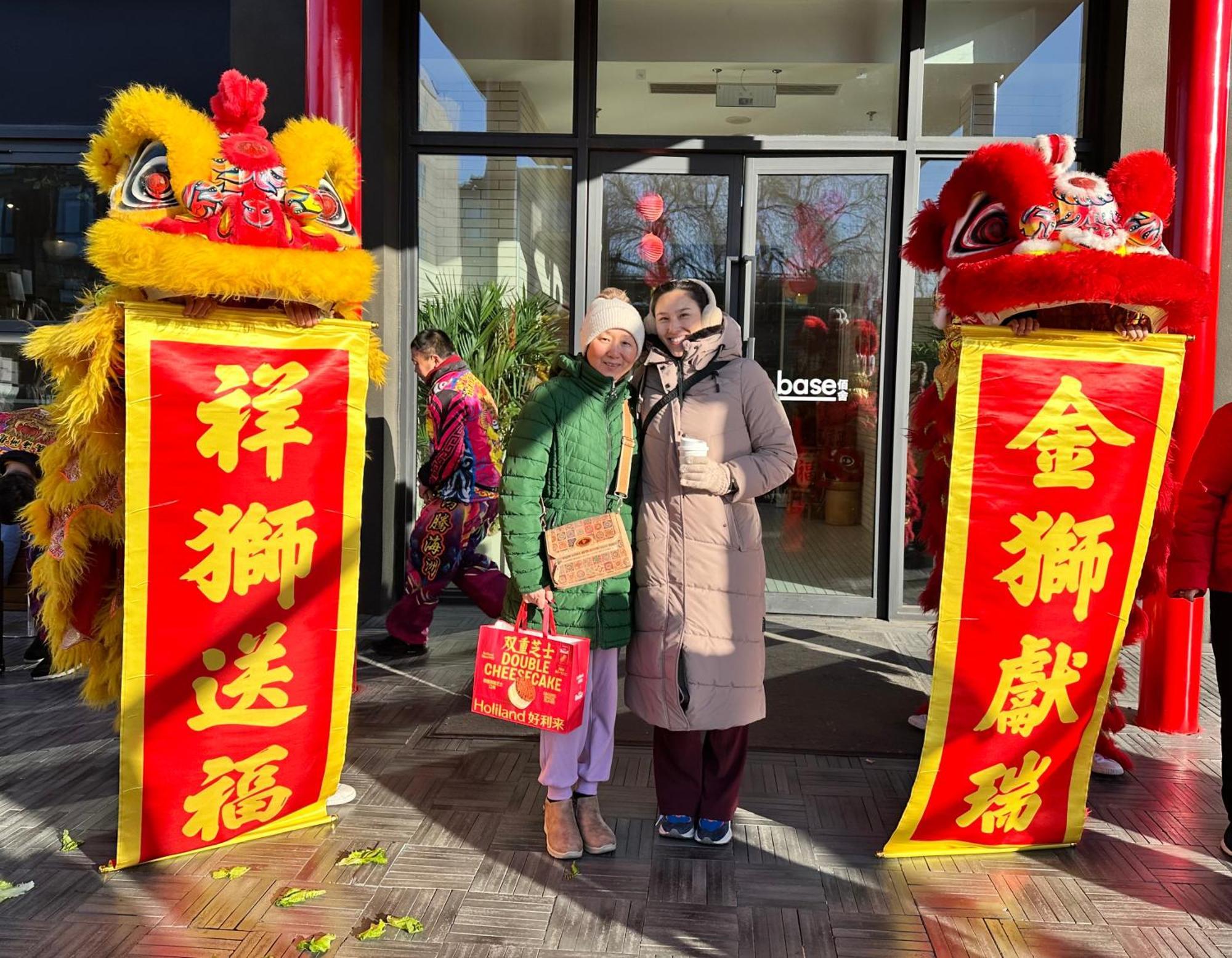 Base-Beijing Wangfujing Serviced Apartment- In Hutong &Bike Rental &Close To Forbidden City, Tian'Anmen Square &Subway Nearby &Free Coffee &Washing Machine,Kitchen &Restaurant Discount &English Speaking &High Speed Free Wifi Εξωτερικό φωτογραφία Chinese New Year celebrations at the shopping centre in 2018